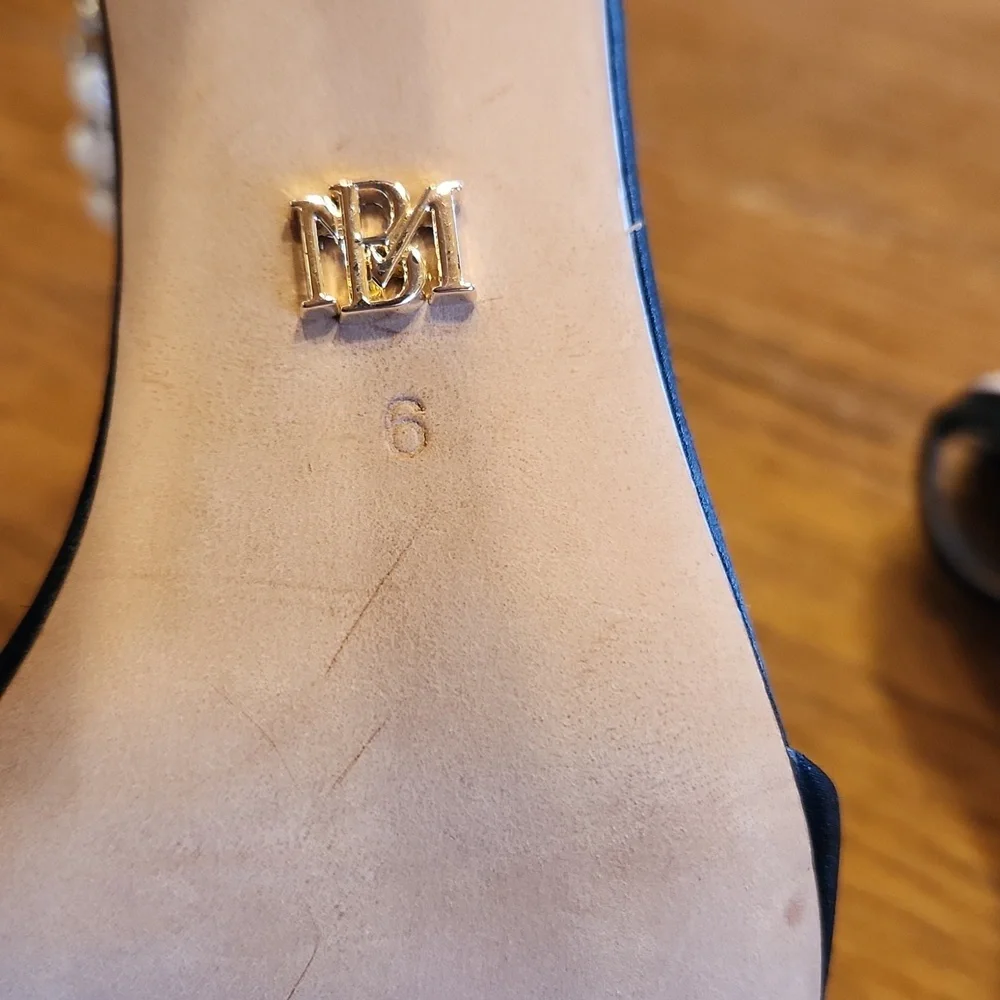 NEW Badgley Mischka Pearl Ankle Strap Size 6